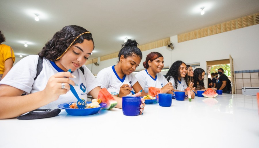 Enquanto governo federal esvazia merenda escolar, Alagoas coloca recursos próprios e tem o maior valor do país